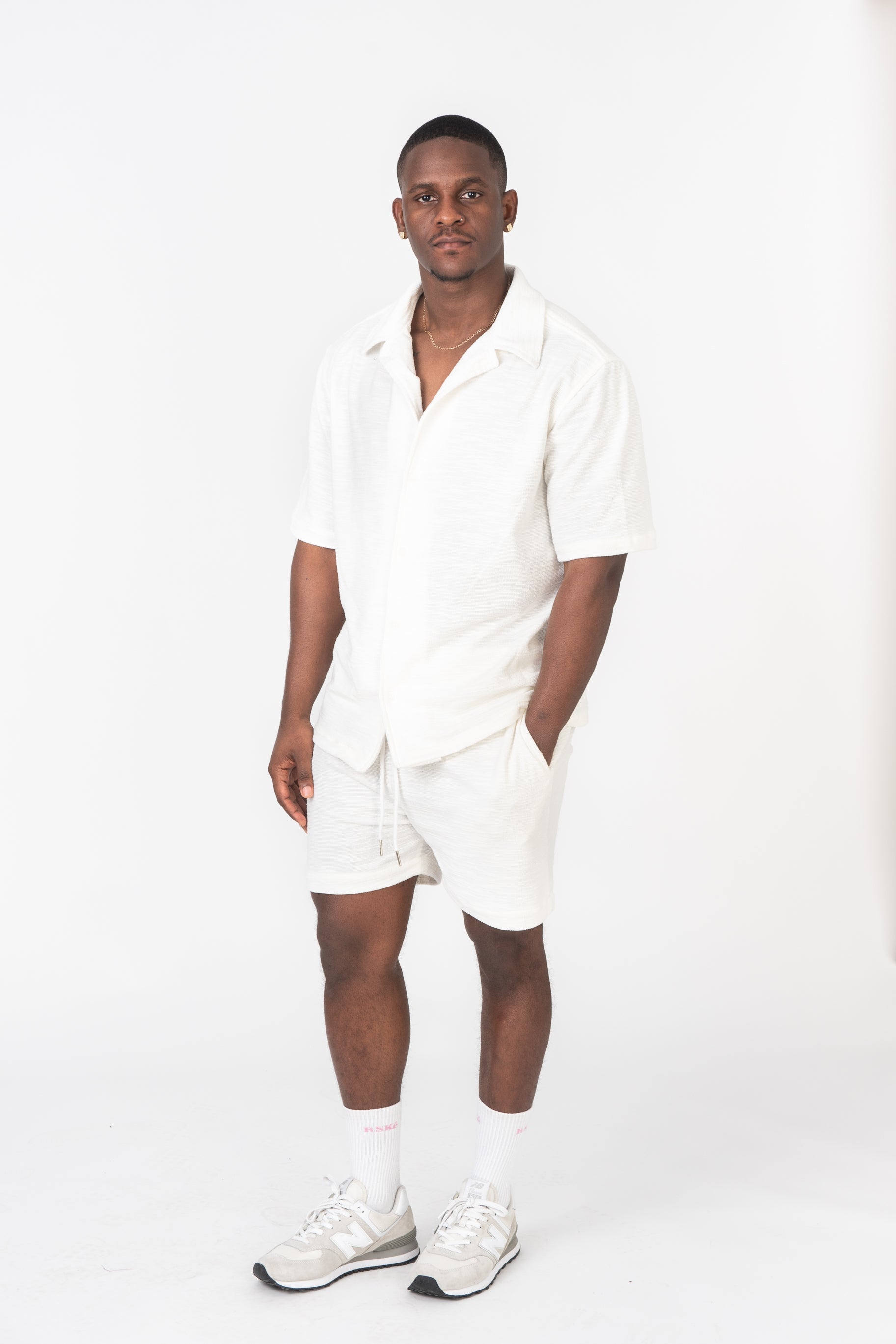 short blanc texturé