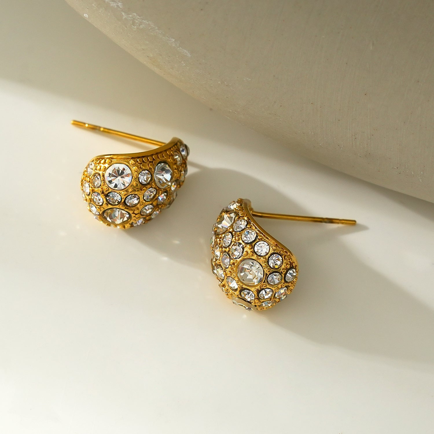 ADALAJ Gold : Boucles d'oreilles pendantantes en forme de goutte d'eau pavées de zircons - Une déclaration de confiance.