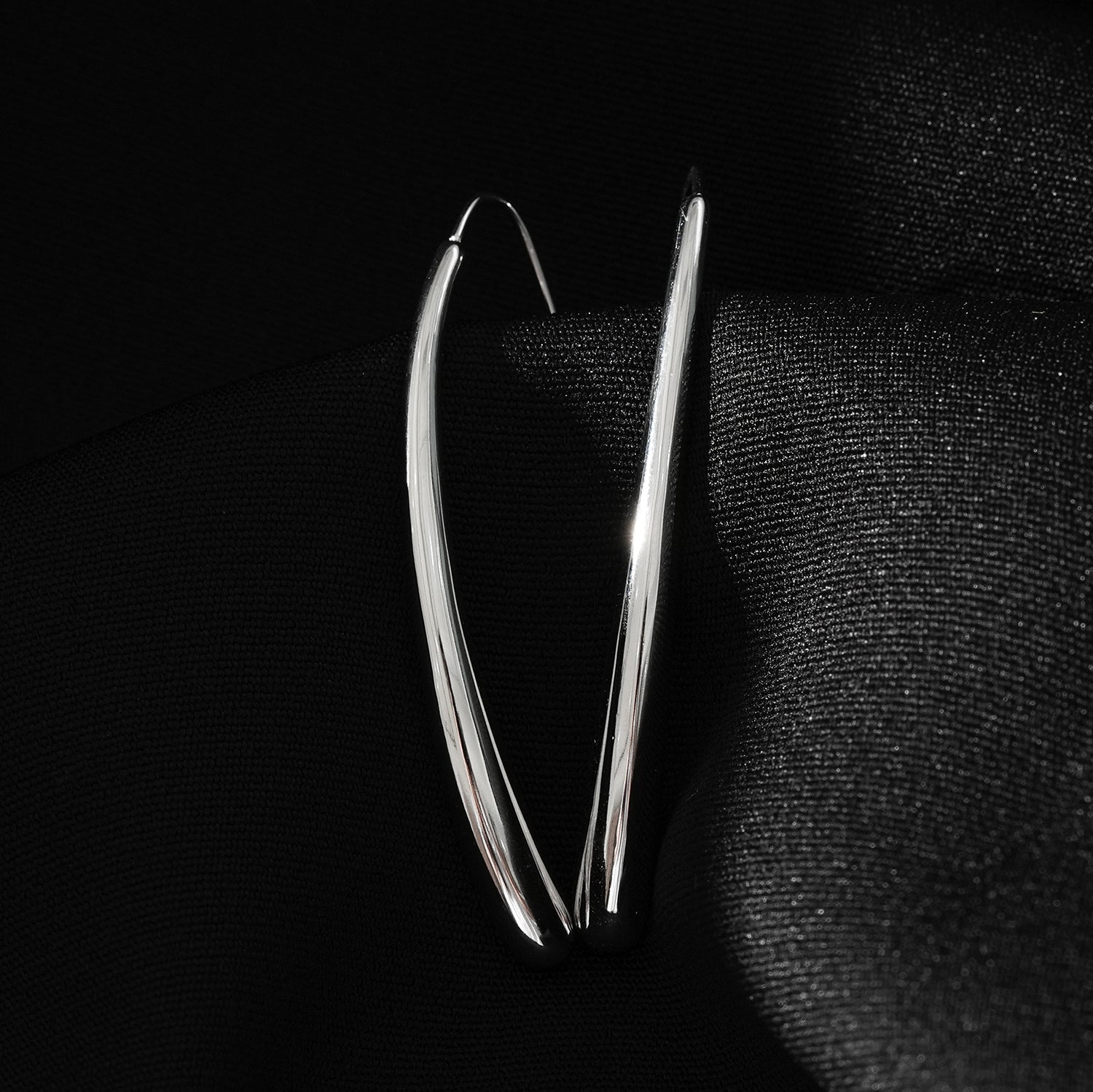 Style ADARA Or Blanc (Ton Argenté) : Élégance Abstraite. Boucles d'Oreilles Géométriques Avant-Garde.
