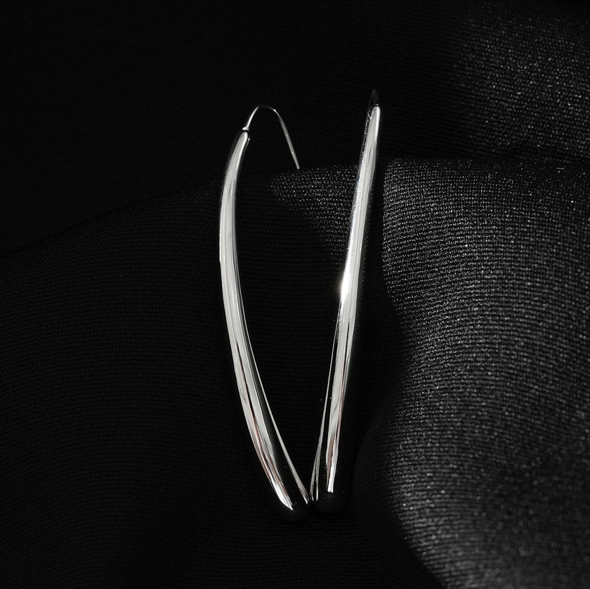 Style ADARA Or Blanc (Ton Argenté) : Élégance Abstraite. Boucles d'Oreilles Géométriques Avant-Garde.