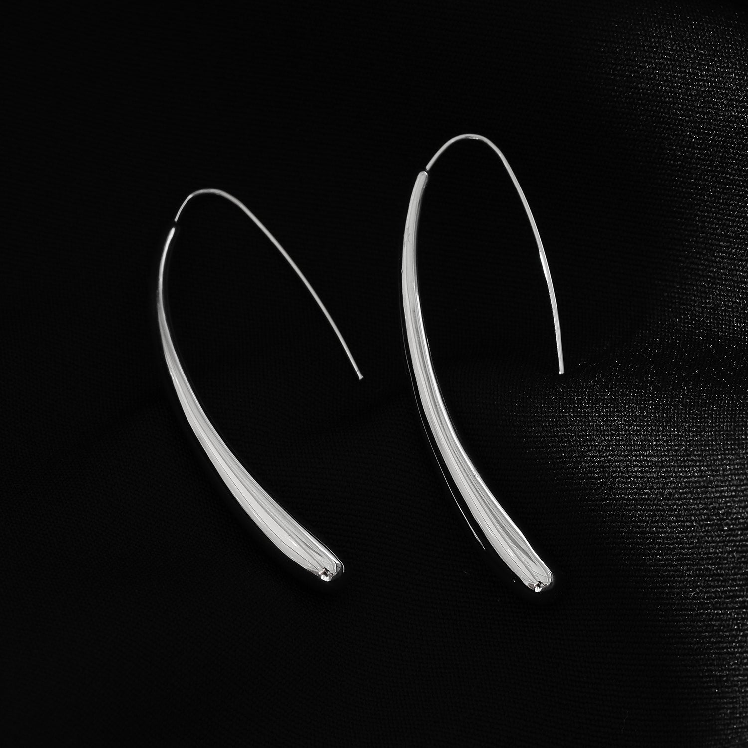 Style ADARA Or Blanc (Ton Argenté) : Élégance Abstraite. Boucles d'Oreilles Géométriques Avant-Garde.