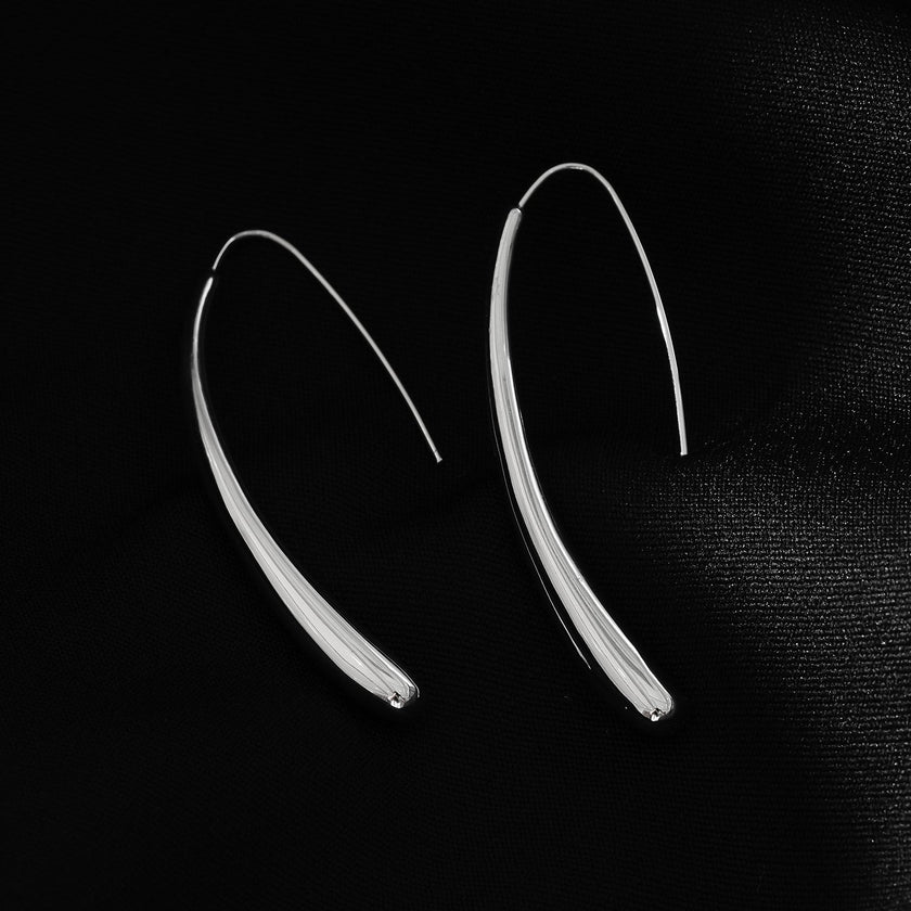 Style ADARA Or Blanc (Ton Argenté) : Élégance Abstraite. Boucles d'Oreilles Géométriques Avant-Garde.