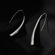 Style ADARA Or Blanc (Ton Argenté) : Élégance Abstraite. Boucles d'Oreilles Géométriques Avant-Garde.