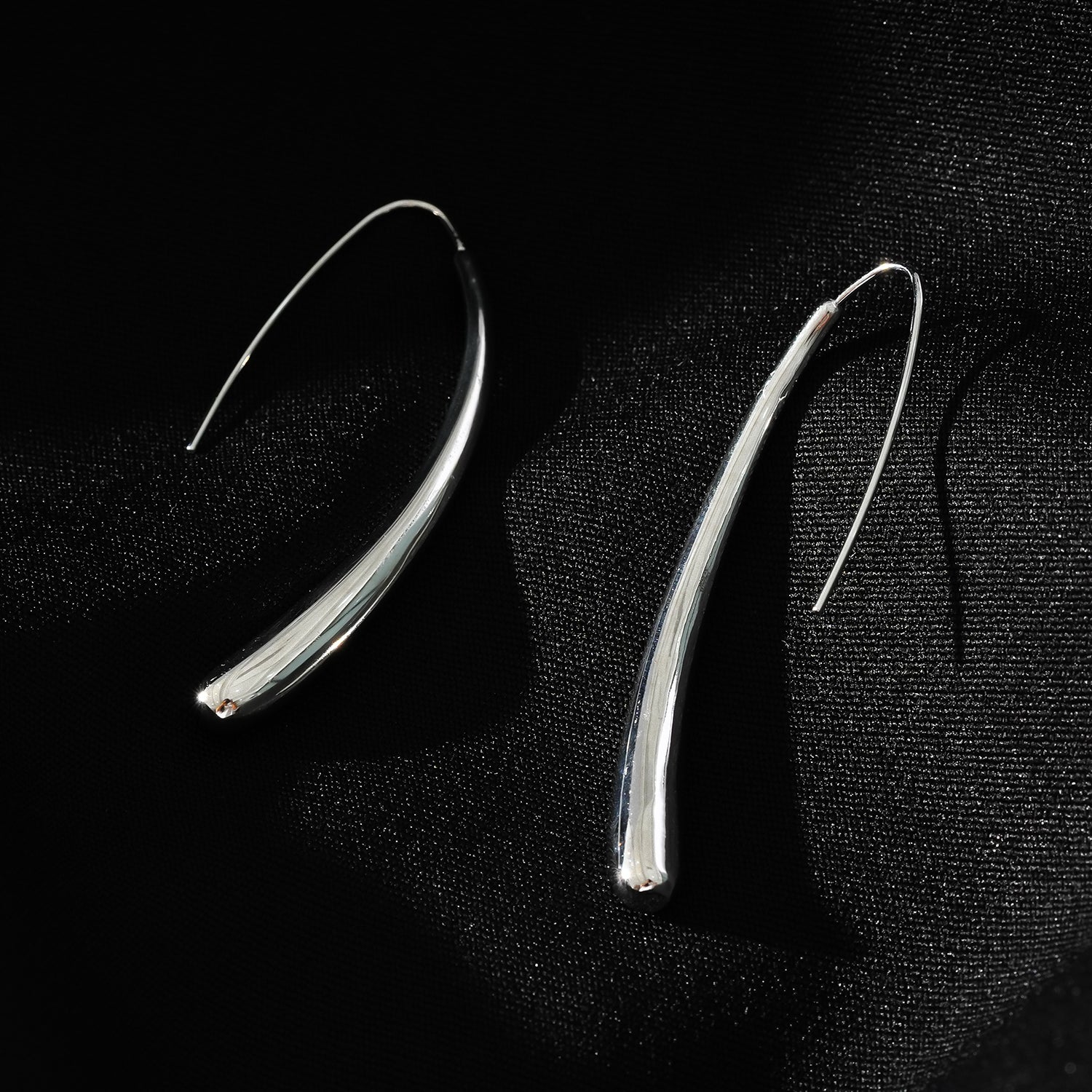Style ADARA Or Blanc (Ton Argenté) : Élégance Abstraite. Boucles d'Oreilles Géométriques Avant-Garde.