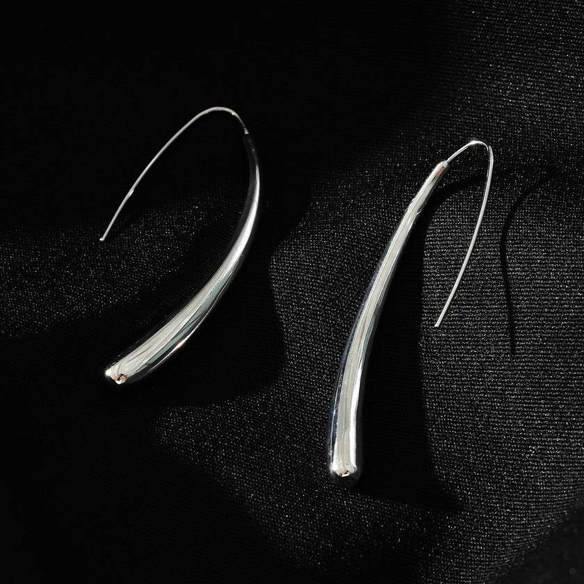 Style ADARA Or Blanc (Ton Argenté) : Élégance Abstraite. Boucles d'Oreilles Géométriques Avant-Garde.