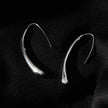 Style ADARA Or Blanc (Ton Argenté) : Élégance Abstraite. Boucles d'Oreilles Géométriques Avant-Garde.