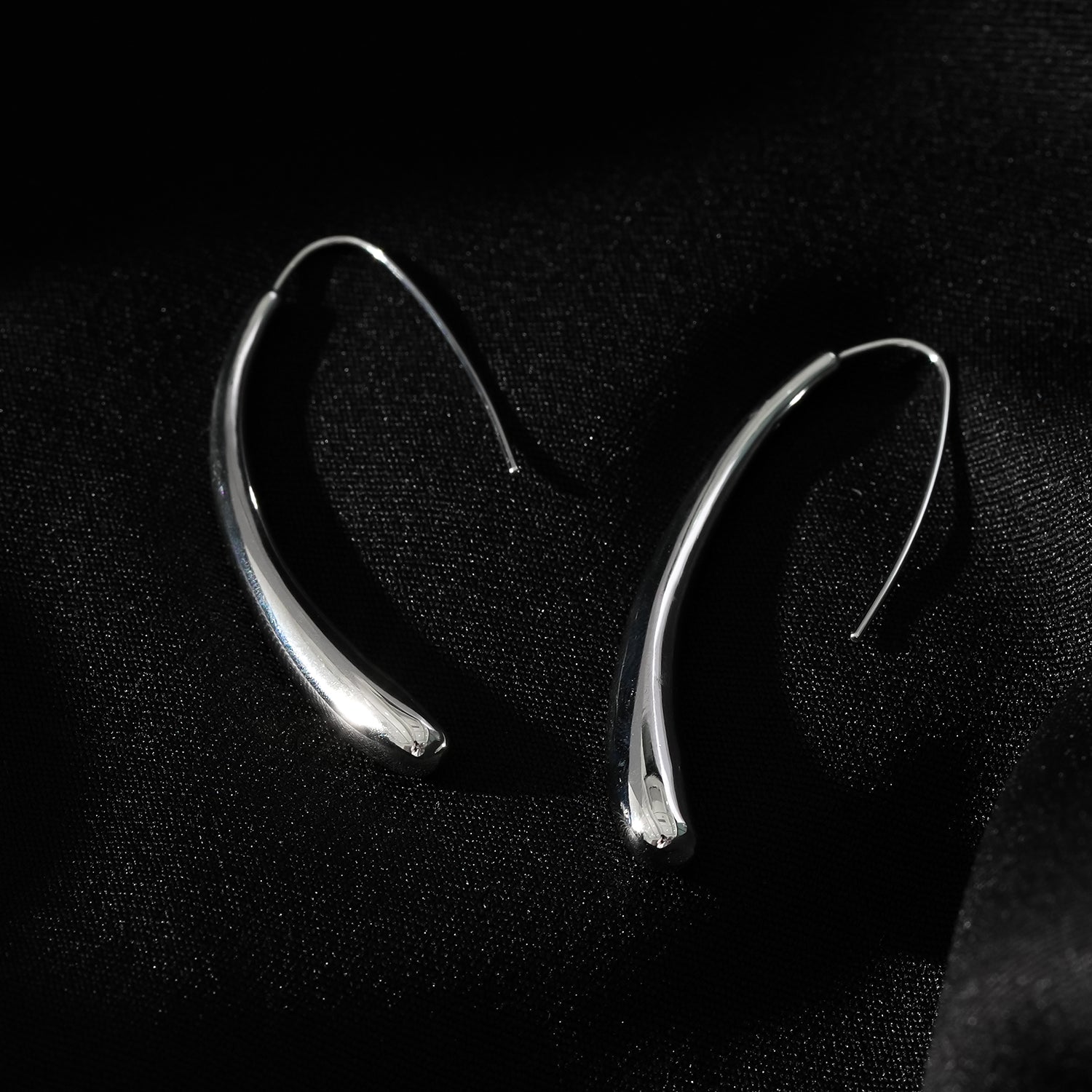 Style ADARA Or Blanc (Ton Argenté) : Élégance Abstraite. Boucles d'Oreilles Géométriques Avant-Garde.