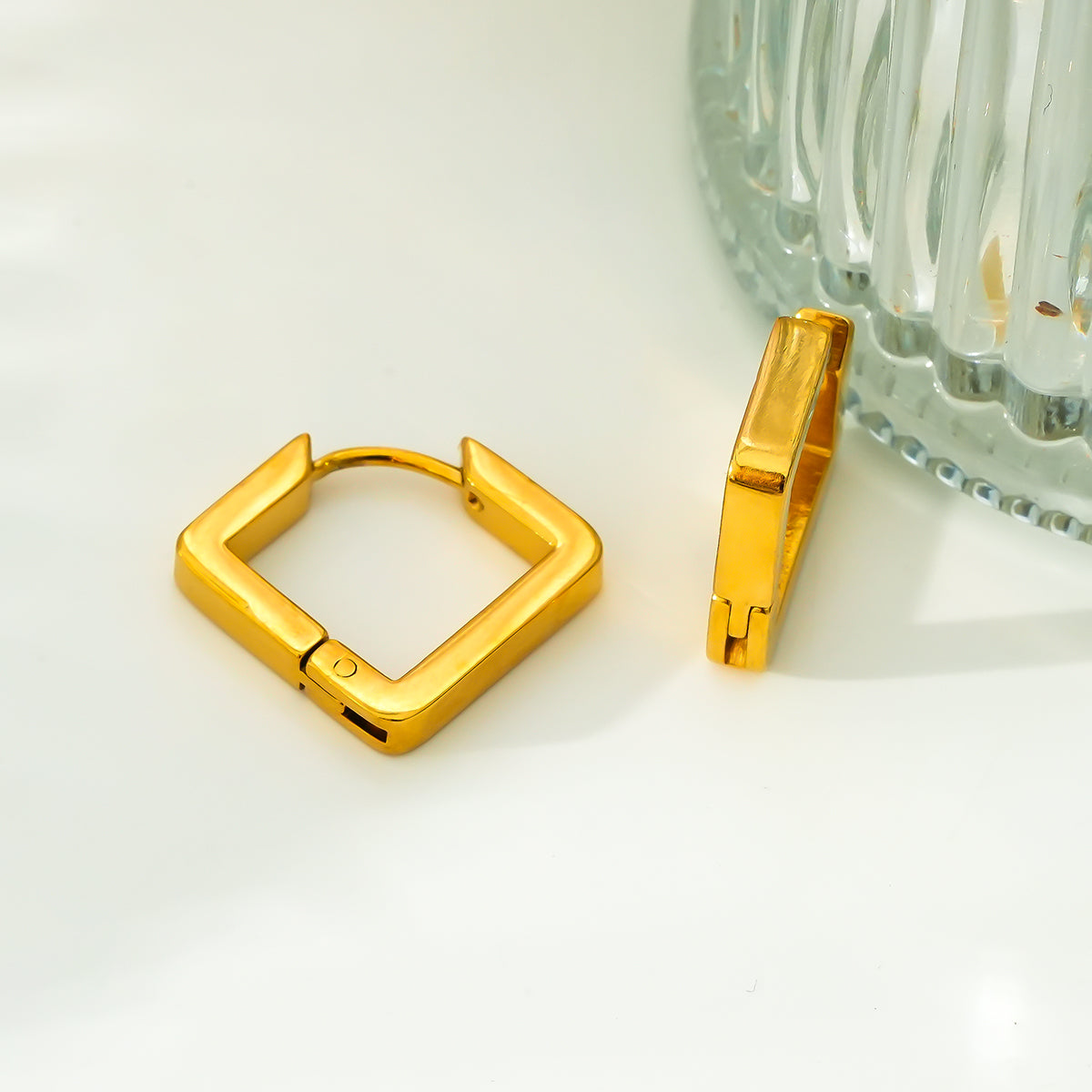 AFRIDDA : Boucles d'oreilles mini carrées géométriques et chics
