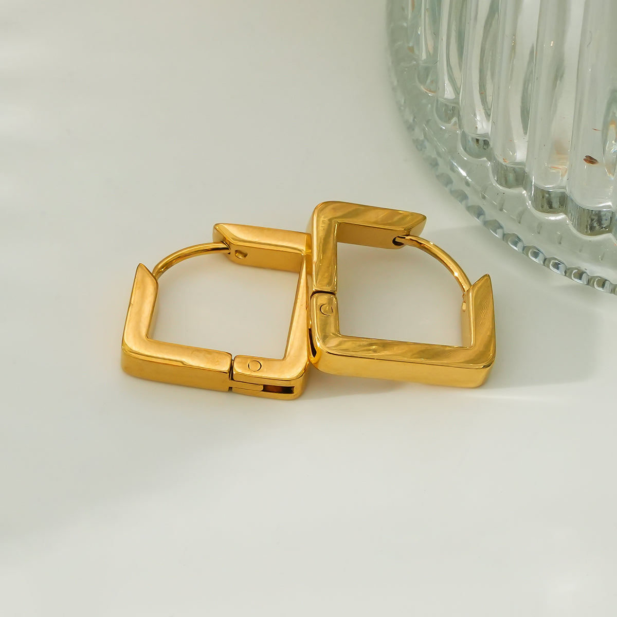 AFRIDDA : Boucles d'oreilles mini carrées géométriques et chics
