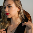 AURA : Collier avec pendentif en zircone serti dans un cadre sur une chaîne à perles de mini-zircone.