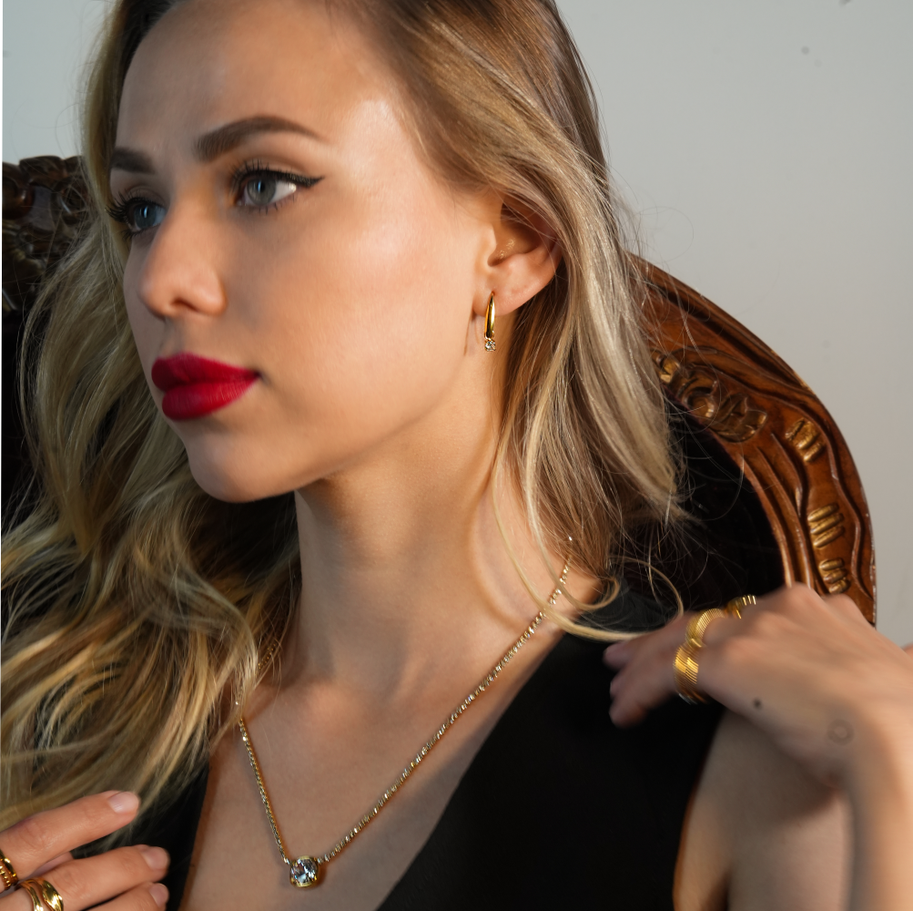 AURA : Collier avec pendentif en zircone serti dans un cadre sur une chaîne à perles de mini-zircone.