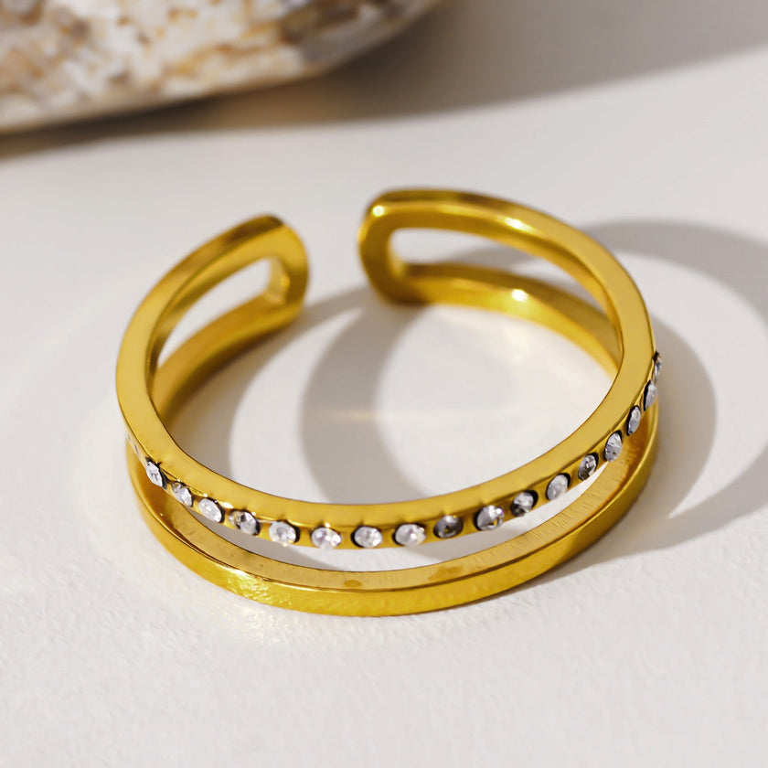 AIZA : Bague à deux anneaux avec pavage de zircons et surfaces contrastées à finition lisse.