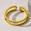 AIZA : Bague à deux anneaux avec pavage de zircons et surfaces contrastées à finition lisse.