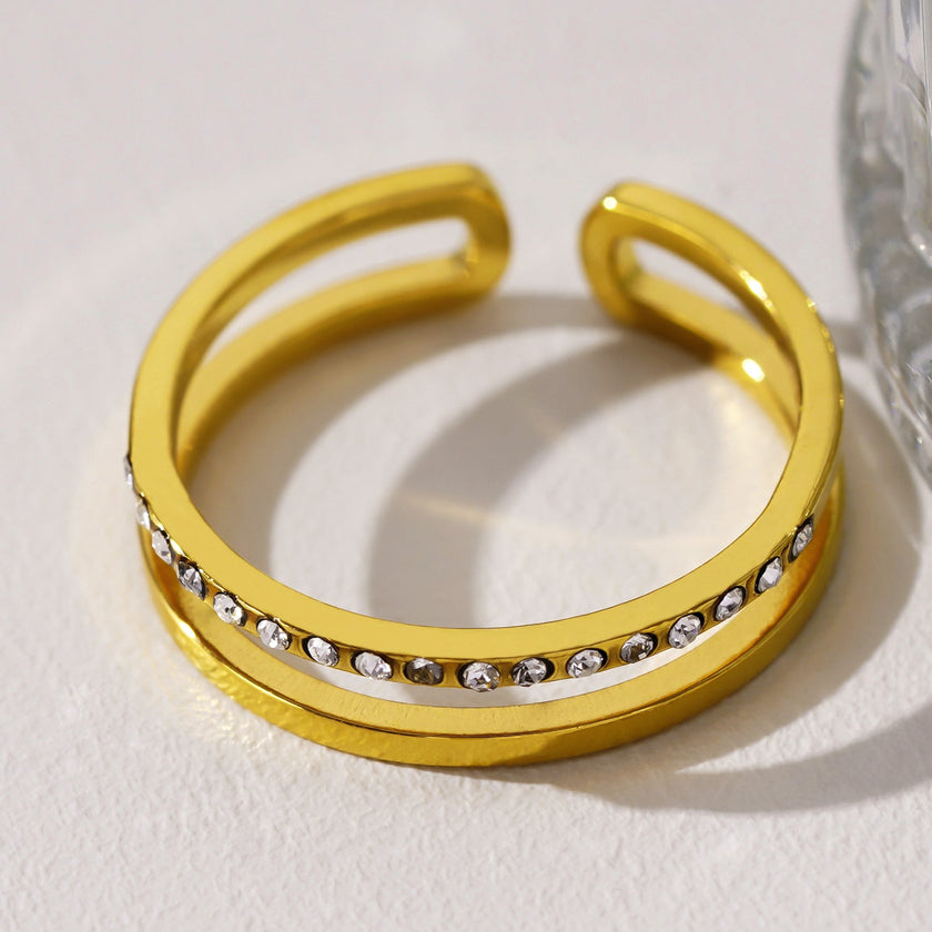 AIZA : Bague à deux anneaux avec pavage de zircons et surfaces contrastées à finition lisse.