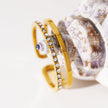 AIZA : Bague à deux anneaux avec pavage de zircons et surfaces contrastées à finition lisse.