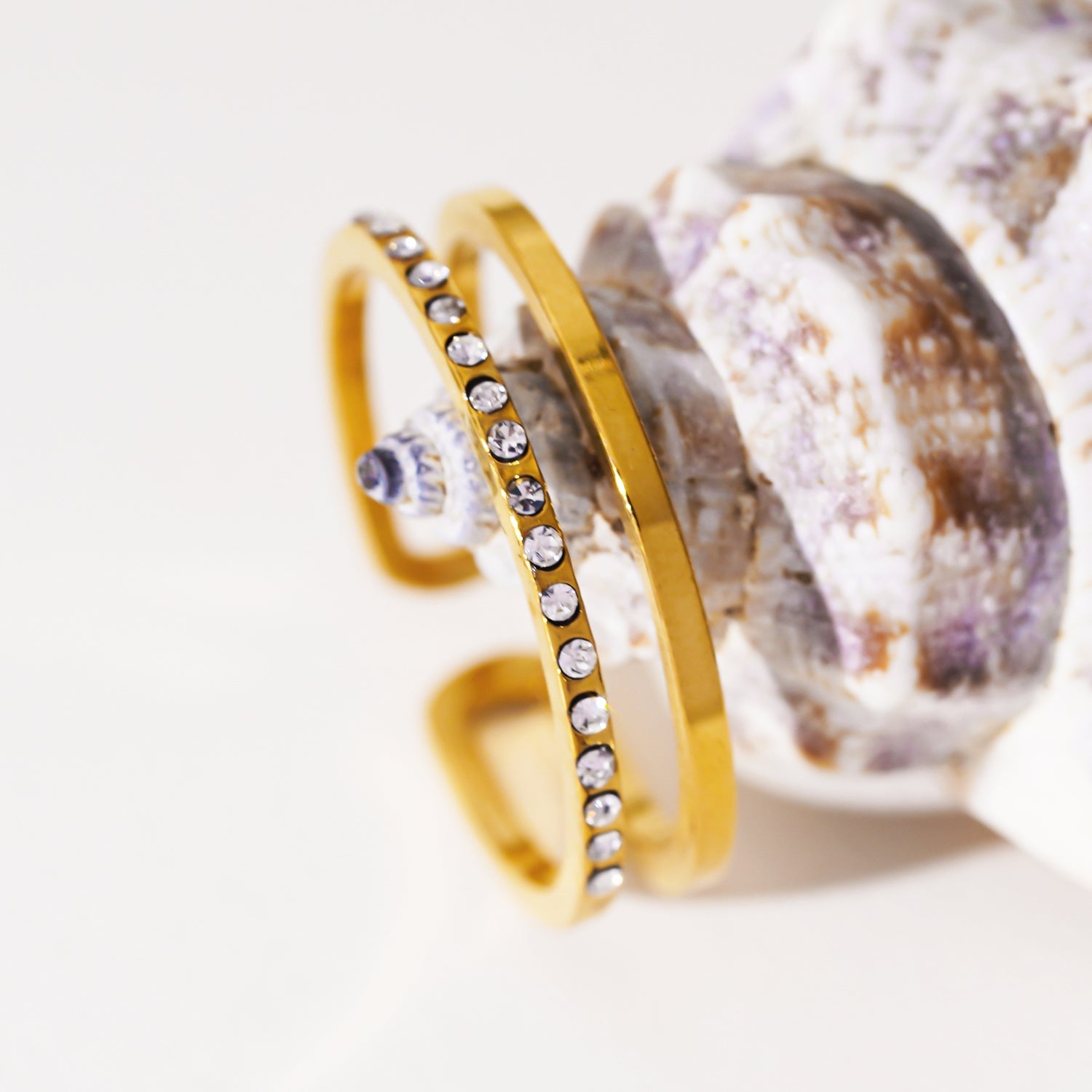 AIZA : Bague à deux anneaux avec pavage de zircons et surfaces contrastées à finition lisse.
