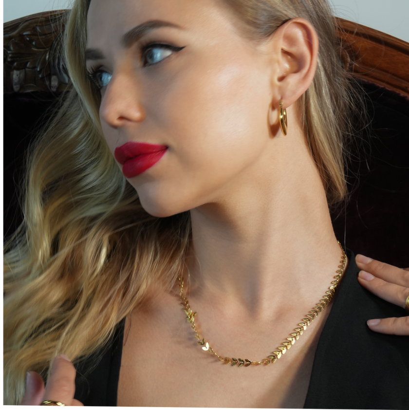 ALALA Gold : Collier à motif de feuille en relief, beauté botanique.