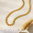 ALALA Gold : Collier à motif de feuille en relief, beauté botanique.