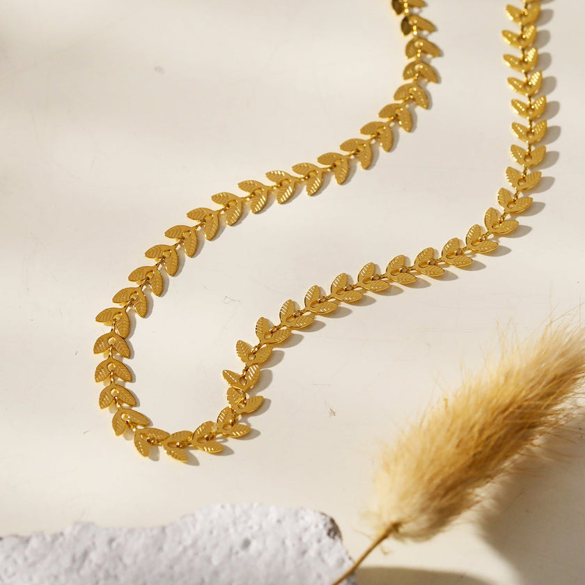 ALALA Gold : Collier à motif de feuille en relief, beauté botanique.