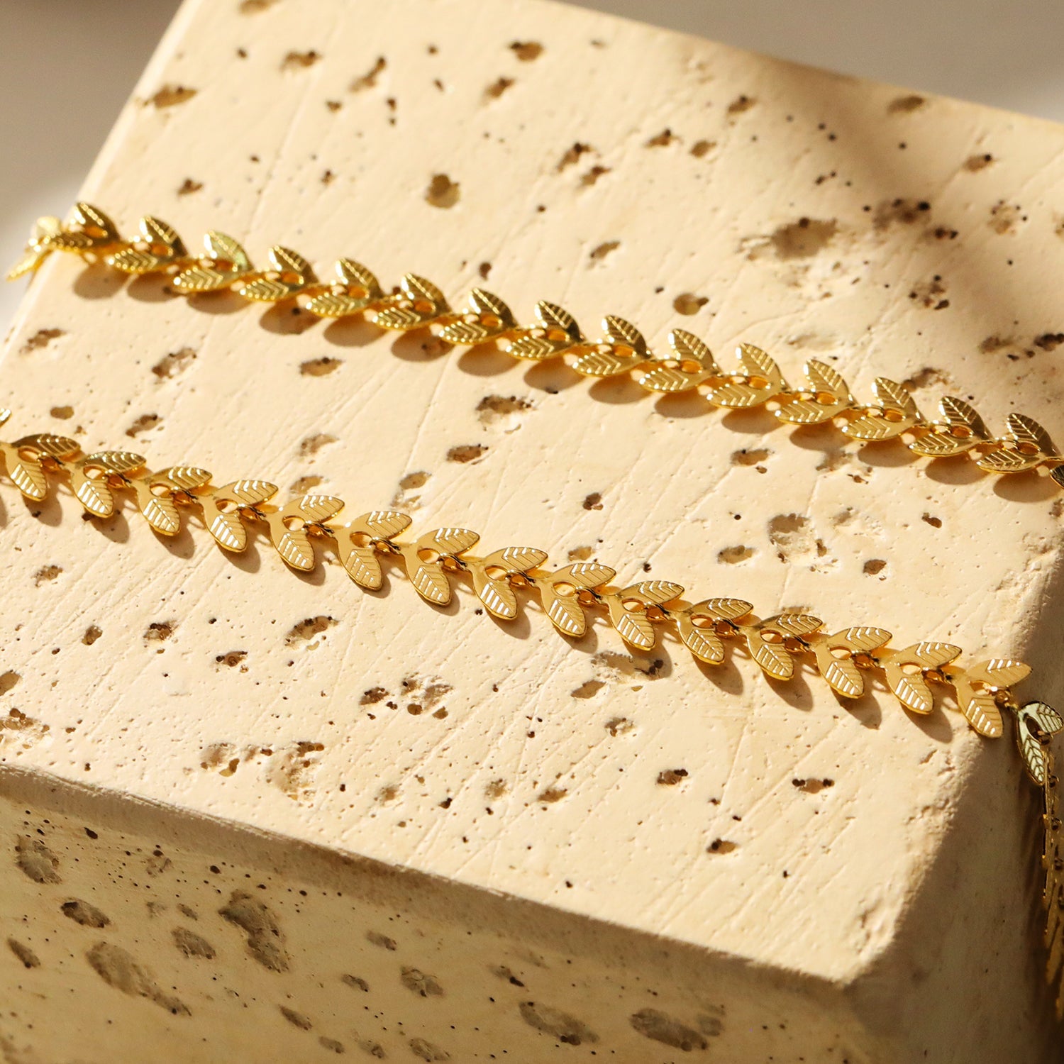 ALALA Gold : Collier à motif de feuille en relief, beauté botanique.