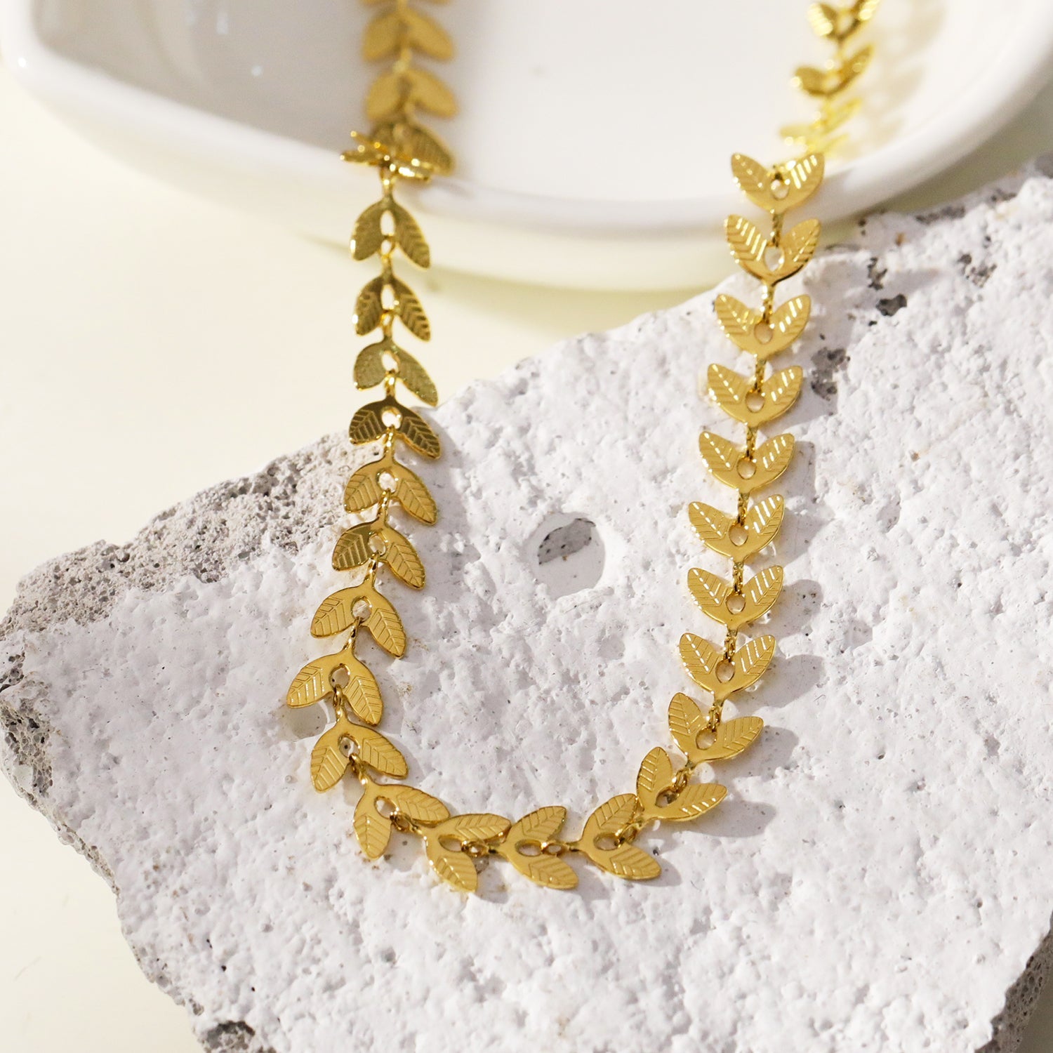 ALALA Gold : Collier à motif de feuille en relief, beauté botanique.