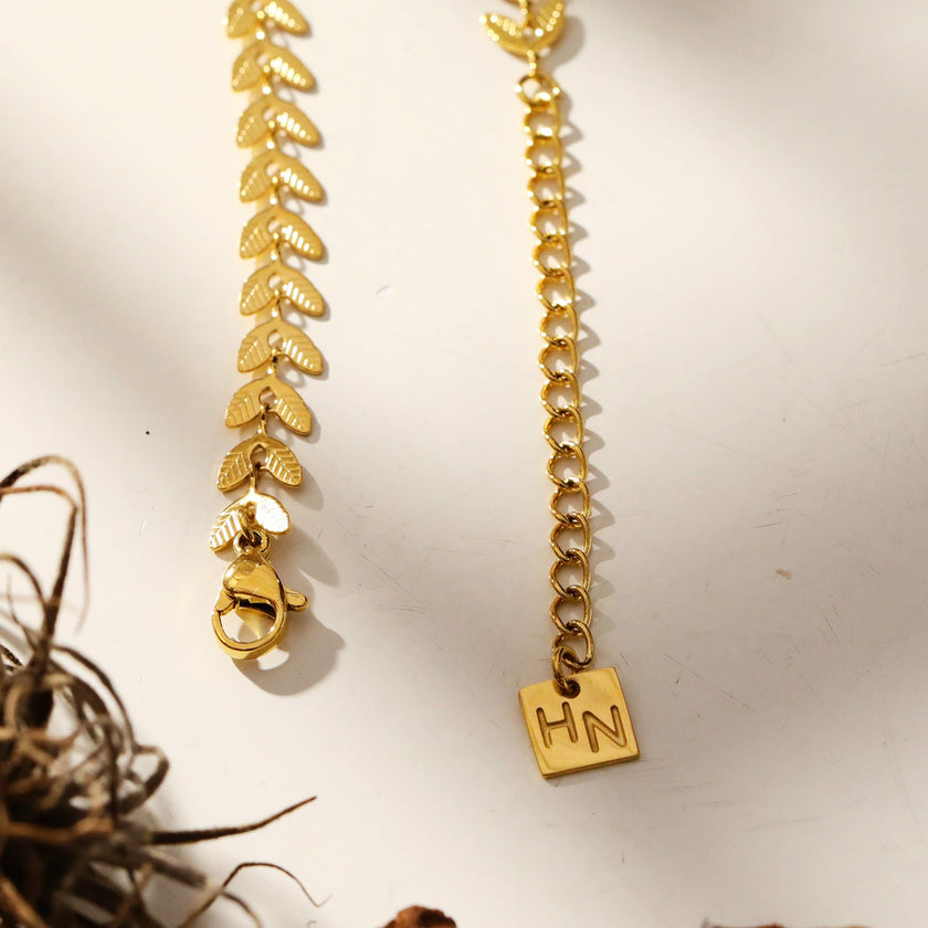 ALALA Gold : Collier à motif de feuille en relief, beauté botanique.