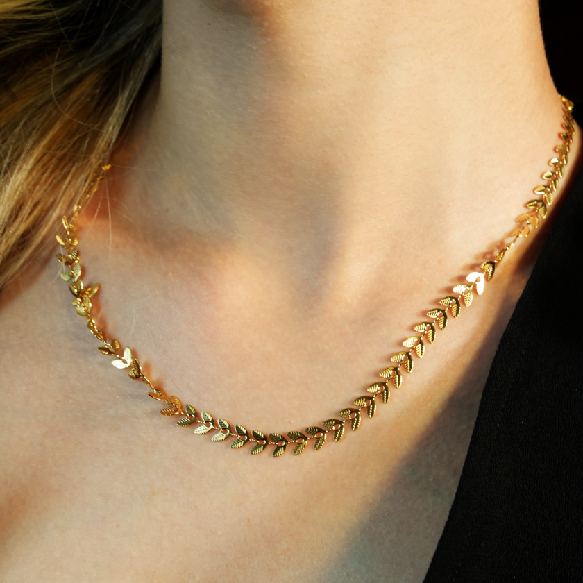 ALALA Gold : Collier à motif de feuille en relief, beauté botanique.