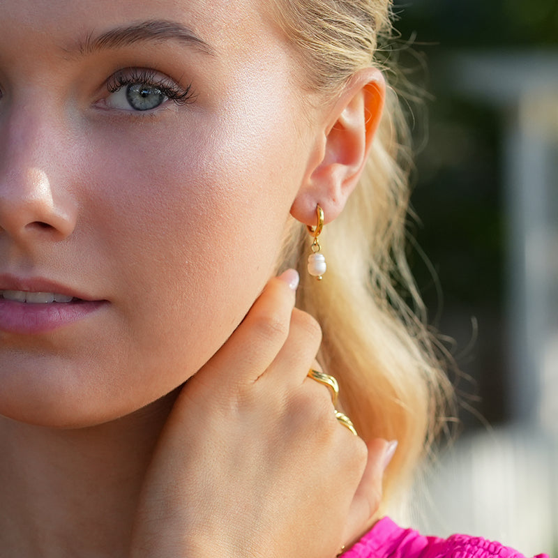 ALEX Gold: Mini Hoop Earrings with Natural Freshwater Pearl Charm – Elegance in Every Detail