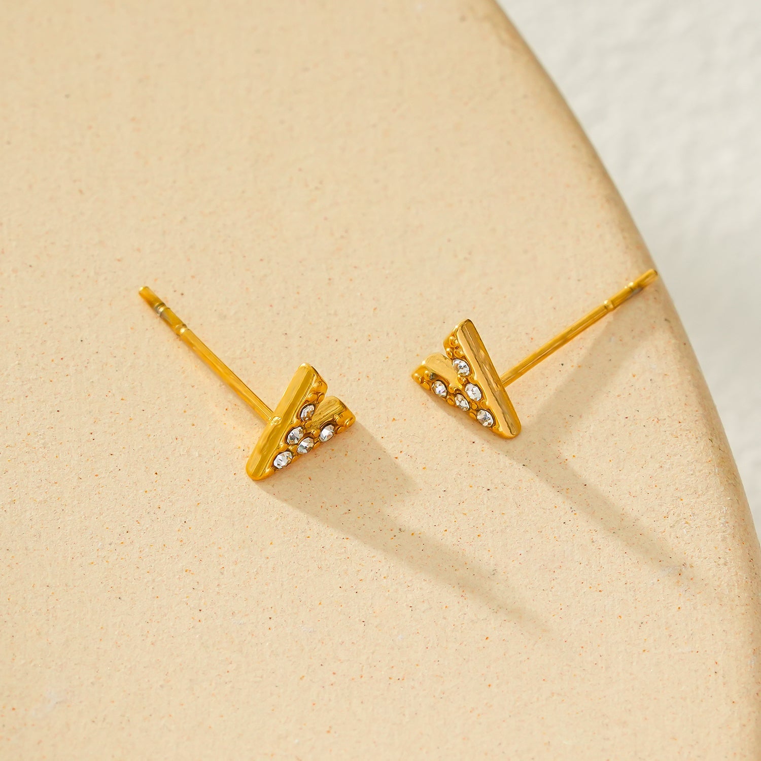 ALIVALDA Or : Mini boucles d'oreilles à puces en forme de 'V' avec zircone (CZ)