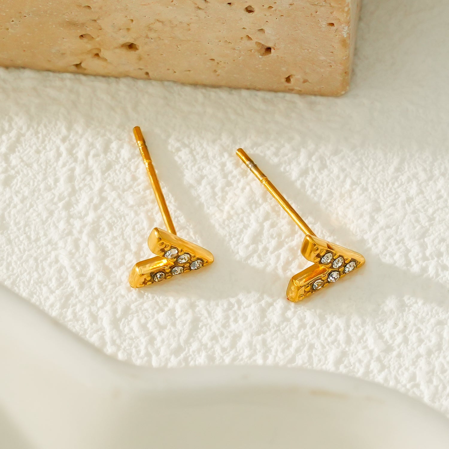 ALIVALDA Or : Mini boucles d'oreilles à puces en forme de 'V' avec zircone (CZ)