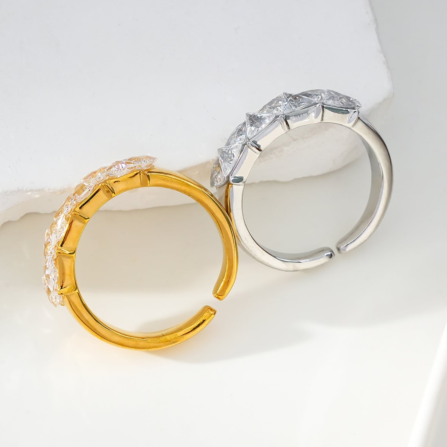 Style ALLY Or : Bague avec rangée de zircons