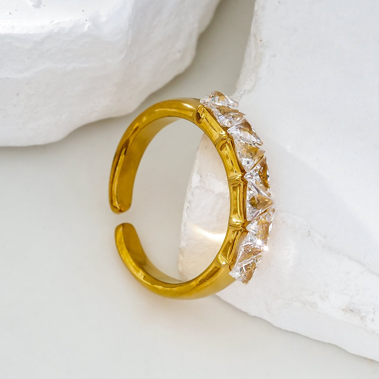 Style ALLY Or : Bague avec rangée de zircons