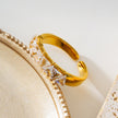 Style ALLY Or : Bague avec rangée de zircons
