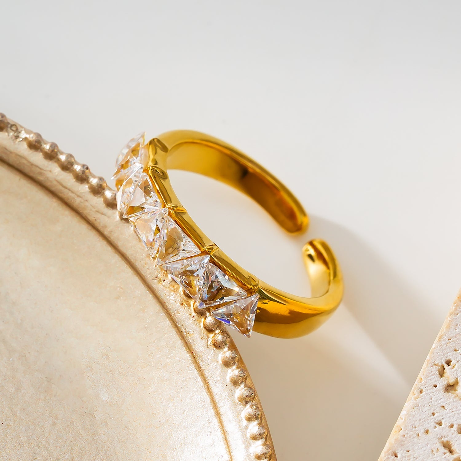Style ALLY Or : Bague avec rangée de zircons
