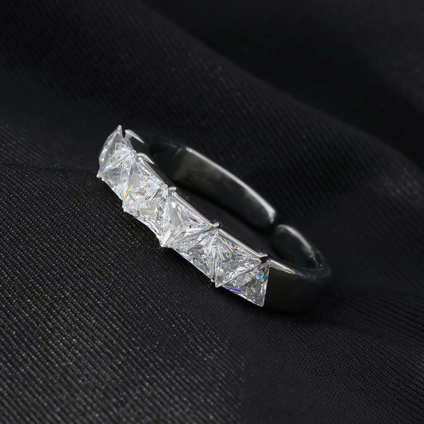 Style ALLY Or Blanc (Couleur Argentée) : Bague avec rangée de zircons.