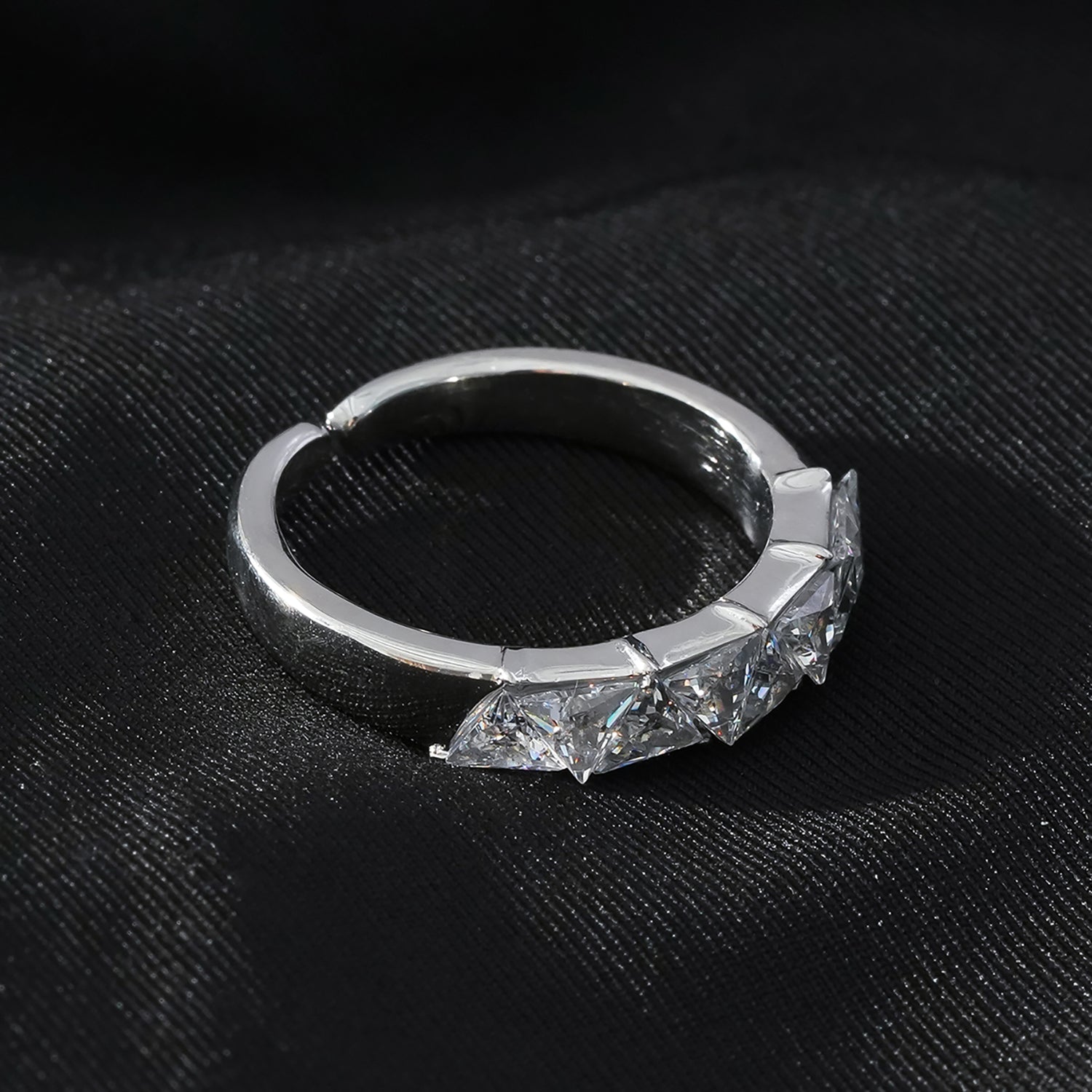 Style ALLY Or Blanc (Couleur Argentée) : Bague avec rangée de zircons.