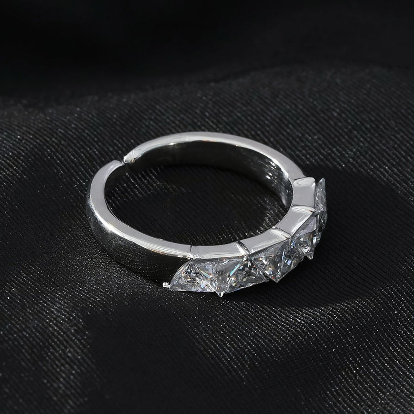 Style ALLY Or Blanc (Couleur Argentée) : Bague avec rangée de zircons.