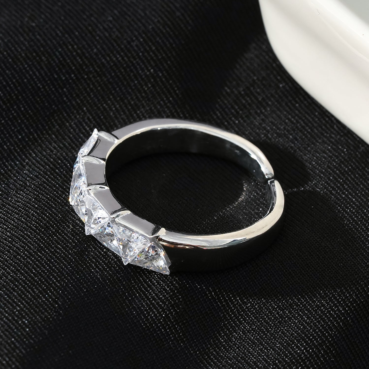 Style ALLY Or Blanc (Couleur Argentée) : Bague avec rangée de zircons.