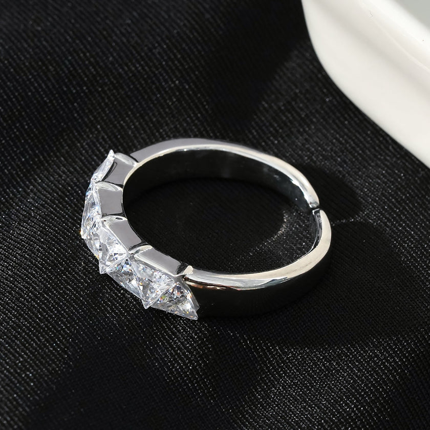 Style ALLY Or Blanc (Couleur Argentée) : Bague avec rangée de zircons.
