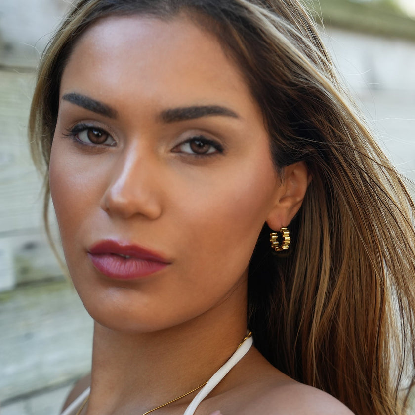 Style ALMORA : Boucles d'oreilles en forme de spirale, inspirées du style rétro, en or.