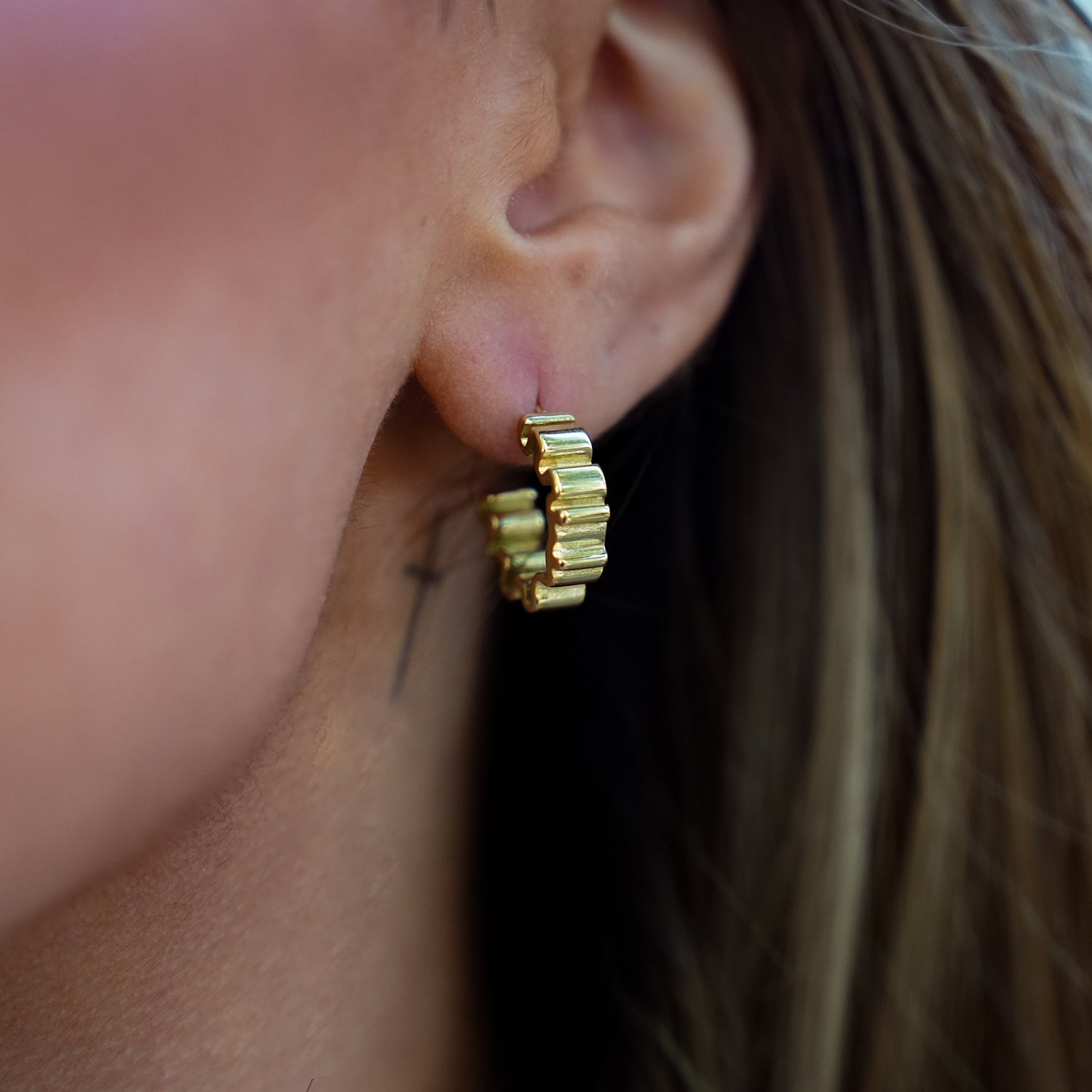 Style ALMORA : Boucles d'oreilles en forme de spirale, inspirées du style rétro, en or.