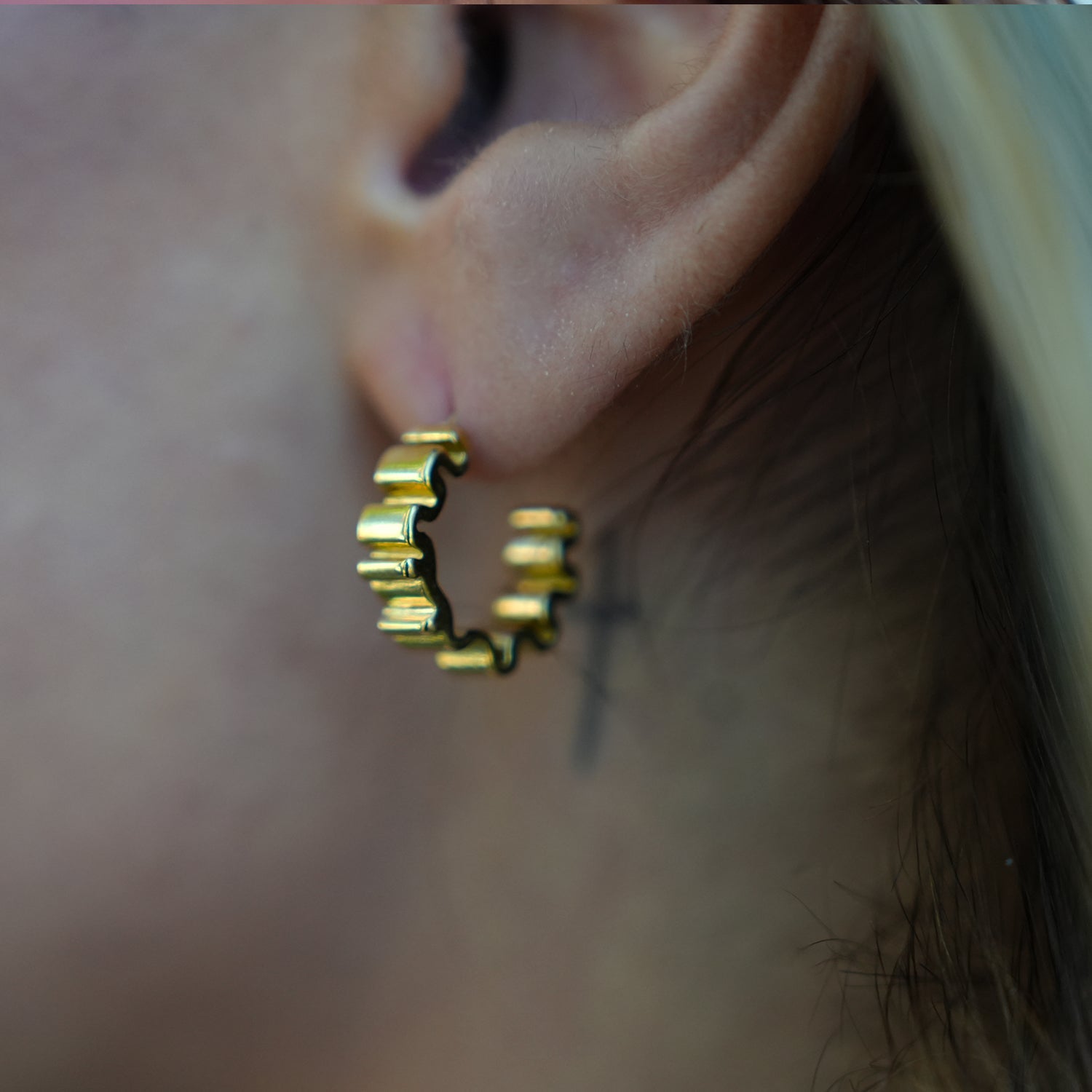 Style ALMORA : Boucles d'oreilles en forme de spirale, inspirées du style rétro, en or.