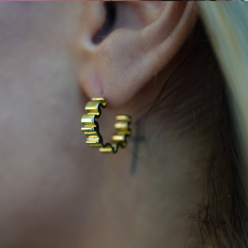 Style ALMORA : Boucles d'oreilles en forme de spirale, inspirées du style rétro, en or.
