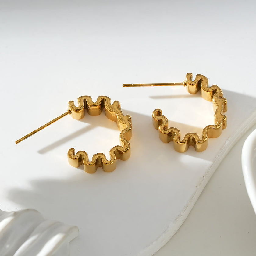 Style ALMORA : Boucles d'oreilles en forme de spirale, inspirées du style rétro, en or.