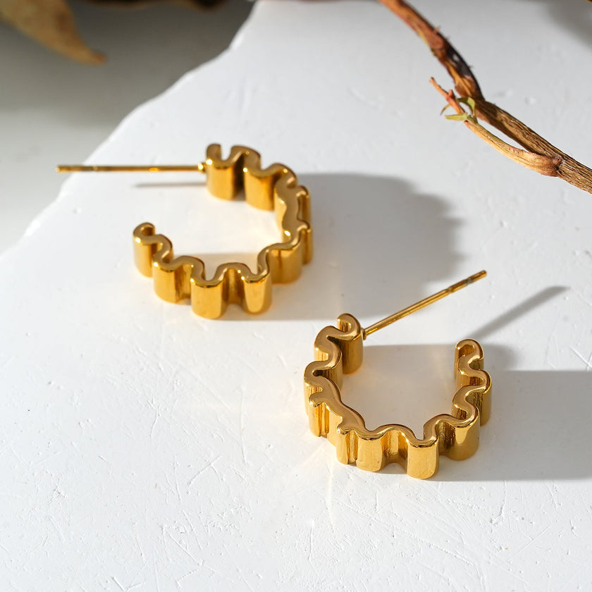 Style ALMORA : Boucles d'oreilles en forme de spirale, inspirées du style rétro, en or.