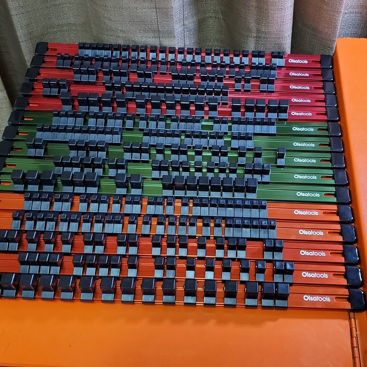 Rails organisateurs de prises en aluminium avec embouts en caoutchouc