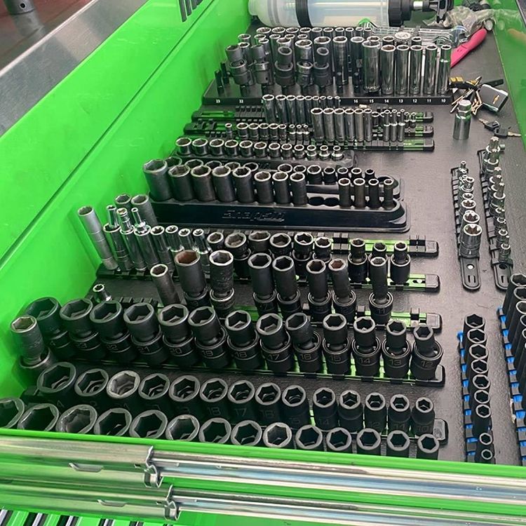 Rails organisateurs de prises en aluminium avec embouts en caoutchouc