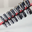 Rails organisateurs de prises en aluminium avec embouts en caoutchouc