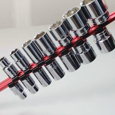 Rails organisateurs de prises en aluminium avec embouts en caoutchouc