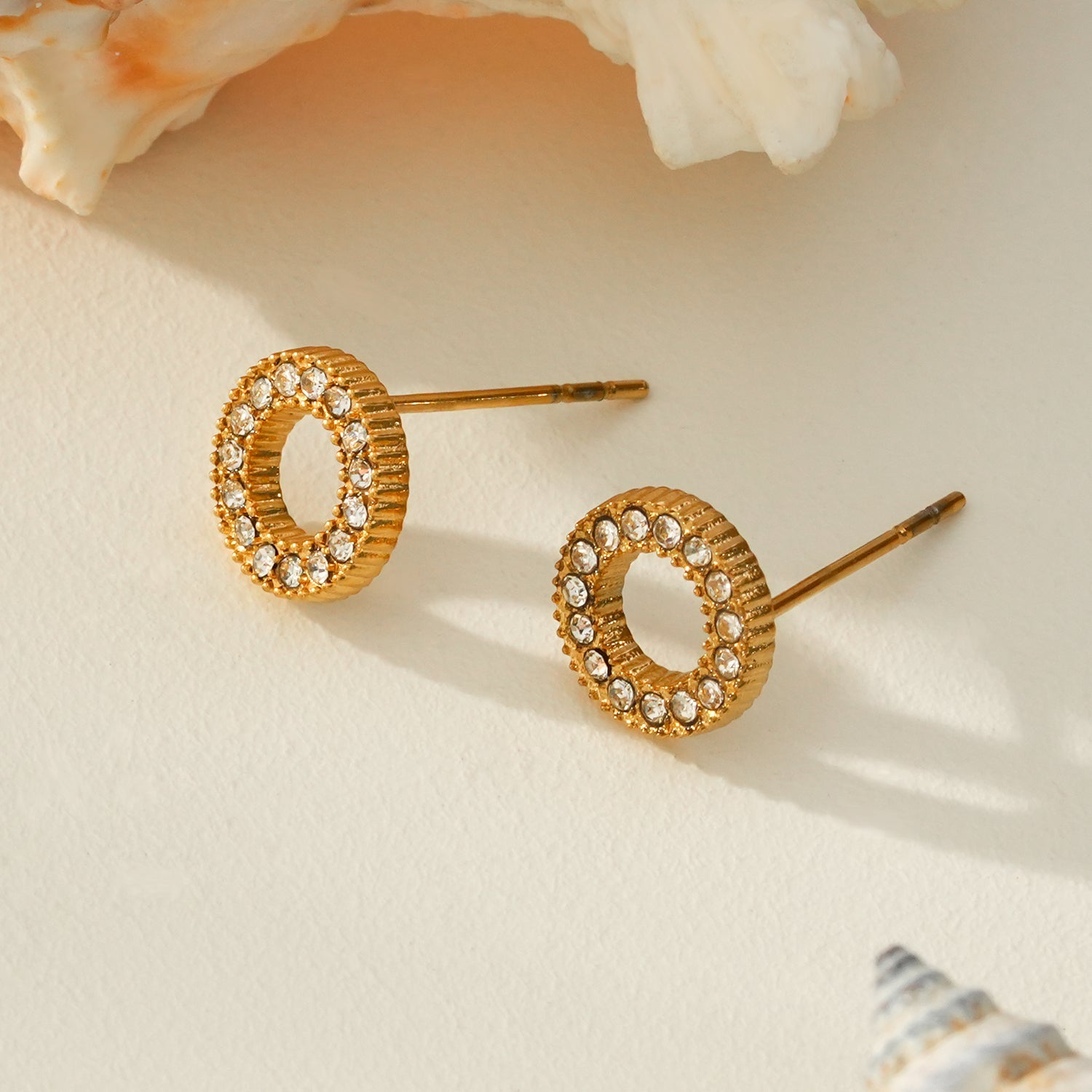 AMATOLE Gold : Boucles d'oreilles mini-puces en forme de cercle rayonnant
